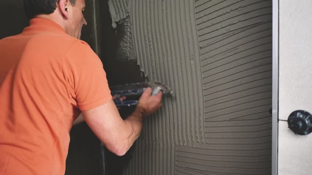  Fliesenleger bei der Arbeit, Renovierung eines Badezimmers 4k Video in zeitlupe