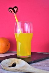 Zumo de naranja , decorativo con corazon
