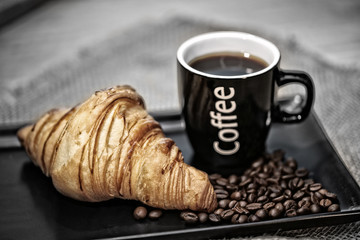 croissant et café ,petit déjeuner sur fond en bois