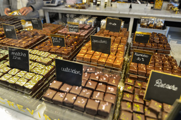 Obraz premium Bruges, flanders belgium. August 2019. The chocolate of this city is a famous food specialty: in the windows you can see every good thing.