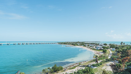 Overzicht van Bahia Honda State Park in de Florida Keys in de buurt van de overzeese snelwegbrug.