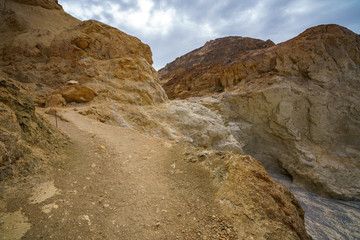 Obraz premium hikink the golden canyon - gower gulch circuit in death valley, california, usa
