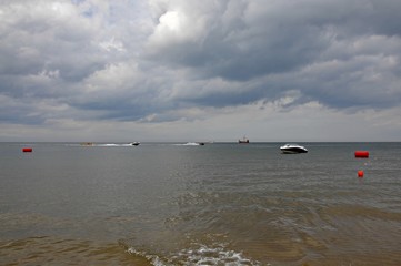 Zachmurzone niebo nad morzem i łodzie na horyzoncie, Bałtyk, Władysławowo, Polska