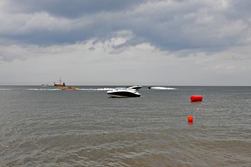 Jacht i inne łodzie pływające po Bałtyku i czerwone boje ratunkowe, Władysławowo, Polska
