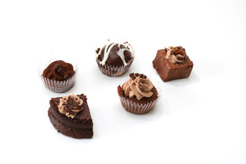 白バックのチョコケーキ