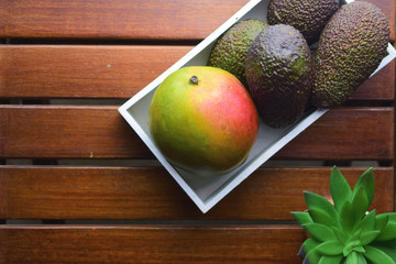 Mango y aguacate, frutas tropicales y saludables