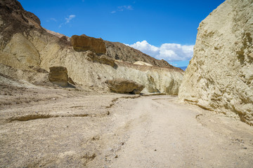 Fototapeta premium hikink the golden canyon - gower gulch circuit in death valley, california, usa