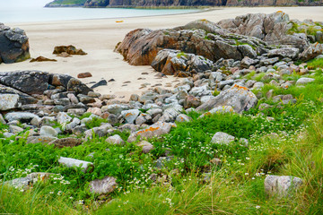 Blick über Oldshore Beg, Bucht mit Sandstrand im Norden von Schottland