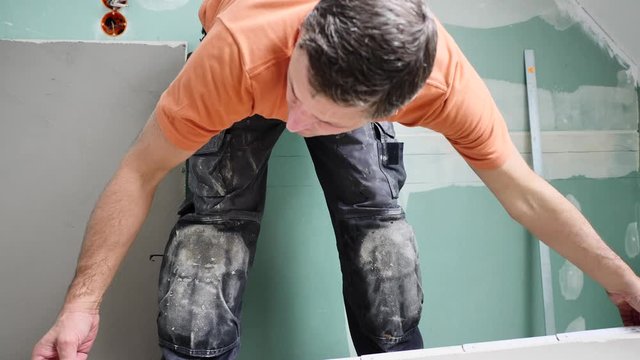  Fliesenleger bei der Arbeit, Renovierung eines Badezimmers 4k Video in zeitlupe