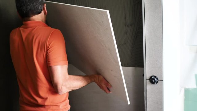 Fliesenleger Verlegen fliesen in einem modernem badezimmer 4k video in zeitlupe