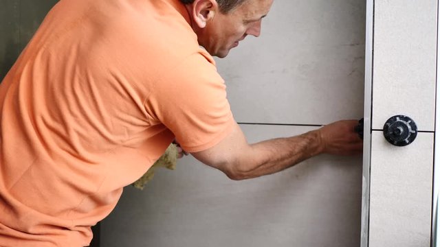 Fliesenleger Verlegen fliesen in einem modernem badezimmer 4k video in zeitlupe