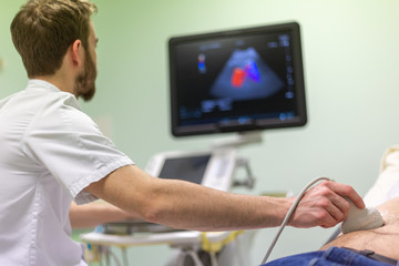 Médecin radiologue examen échographie abdominale patient allongé appareil imagerie médicale