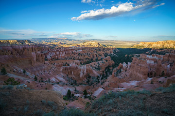 hiking the rim trail in bryce canyon national park, utah, usa