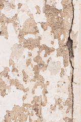 Grote scheur op grungy verweerde oude betonnen muur textuur met witte verf peeling