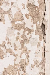 Fotobehang Verweerde muur Grote scheur op grungy verweerde oude betonnen muur textuur met witte verf peeling