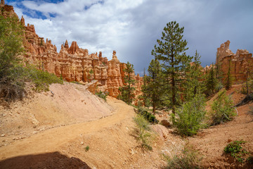 hiking the peek-a-boo loop in bryce canyon in utah in the usa