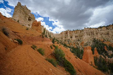 hiking the peek-a-boo loop in bryce canyon in utah in the usa