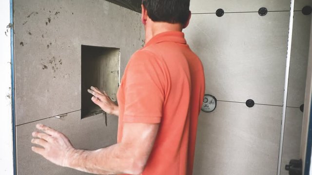  Fliesenleger bei der Arbeit, Renovierung eines Badezimmers 4k Video in zeitlupe