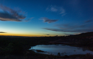 Fototapeta premium Crepusculo, anoitecer em lago. Dusk, landscape on lake with blue sky.