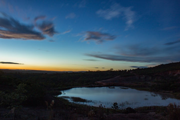 Crepusculo, anoitecer em lago. Dusk, landscape on lake with blue sky.