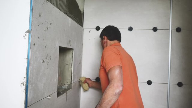  Fliesenleger bei der Arbeit, Renovierung eines Badezimmers 4k Video in zeitlupe