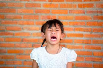 Asia little girls with sad expressions,Screaming and crying.