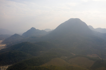 Naklejka premium Aerial view of mountain against foggy sky