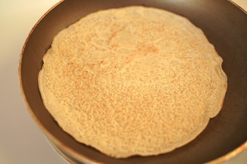 Crêpe dans une poêle