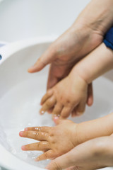 Obraz na płótnie Canvas Asian mothers washing hands for infants