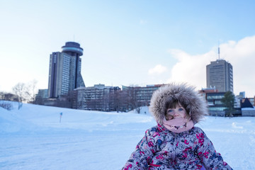 Enfant joue dans la neige
