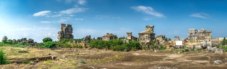 Fototapeta na wymiar The ruins of the ancient city of Hierapolis in Pamukkale, Turkey