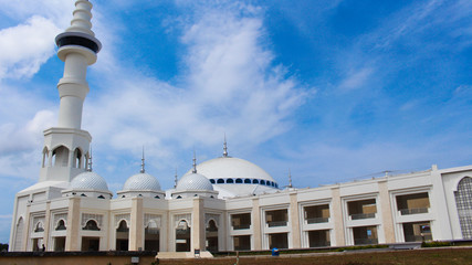 Sultan Mahmud Riayat Syah Mosque, Batam which is very beautiful and magnificent