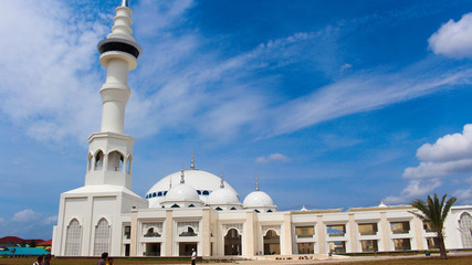 Fototapeta na wymiar Sultan Mahmud Riayat Syah Mosque, Batam which is very beautiful and magnificent