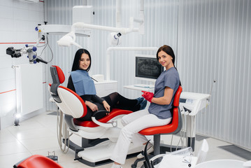 Obraz premium The dentist shows a picture of the patient's teeth and tells the necessary treatment. Dentistry, health.