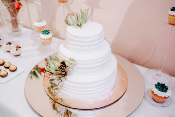Obraz na płótnie Canvas White wedding cake with flowers