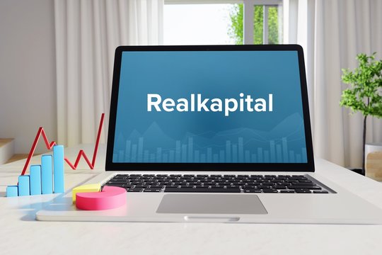 Realkapital – Business/Statistik. Laptop im Büro mit Begriff auf dem Monitor. Finanzen/Wirtschaft.