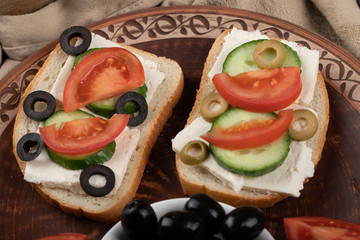 Mini sandwiches with fresh vegetables.