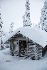 フィンランドの雪の薪割り小屋