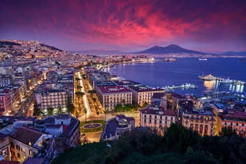 Fotobehang Napels, twilight avond roze violet zonsondergang. Stad Napoli in Italië, reizen in Europa. Stedelijk landschap met stad, zee, heuvels en vulkaan Vesuvio. Mooie zonsonderganghemel, eind van de dag. © ondrejprosicky