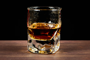 verre d'alcool sur une table