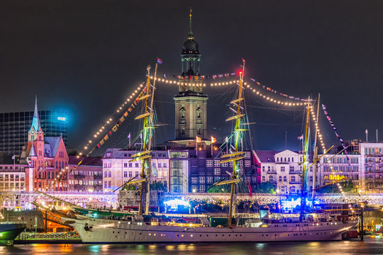 Segelschiff an den Hamburger Landungsbrücken bei Nacht