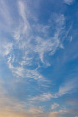 巻雲と朝焼けの空