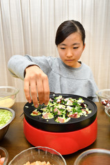 たこ焼きパーティーを楽しむ女の子