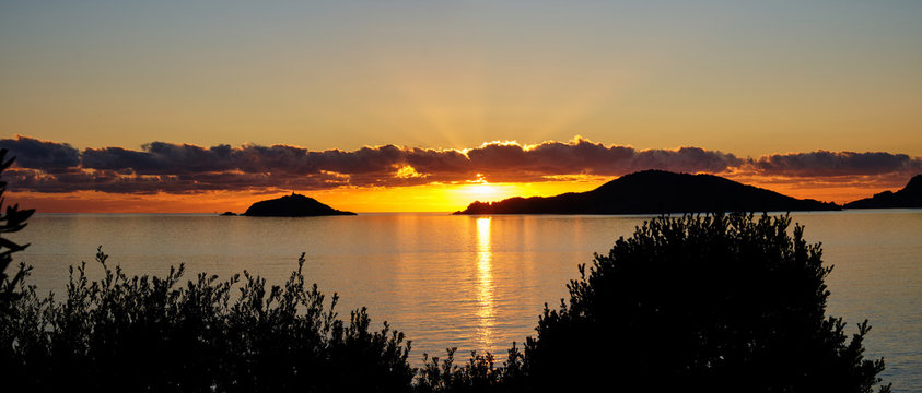 Panoramica scattata al tramonto a Tellaro con vista sul Golfo dei Poeti e sull'isola del Tino e del Tinetto.