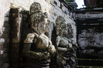Estatuas antiguas de mujeres en piedra en un templo de Bali