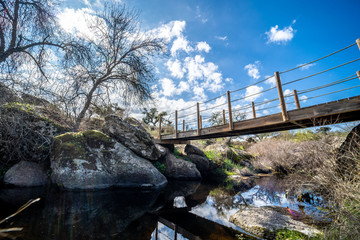 Paisaje con un lago, cielo azul, un puente y nubes