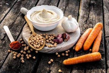 Bodegón de Humus con zanahoria listo para comer