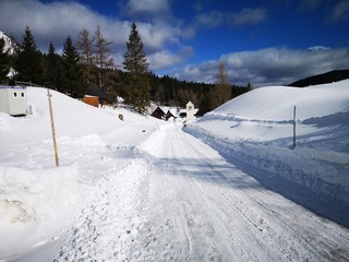 winterliche Straße Schneefahrbahn