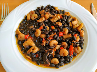 Black beans with prawns and squids.