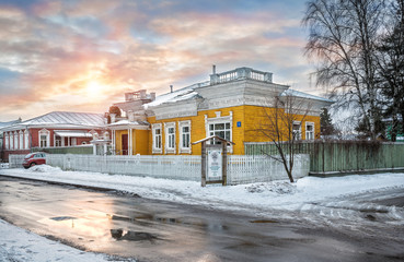 Желтый деревянный дом Vologda's yellow wooden house